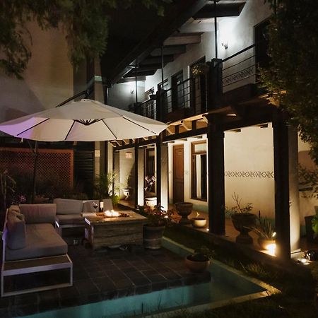 Yox Hotel Boutique San Cristóbal de Las Casas Екстериор снимка The hotel's courtyard at night