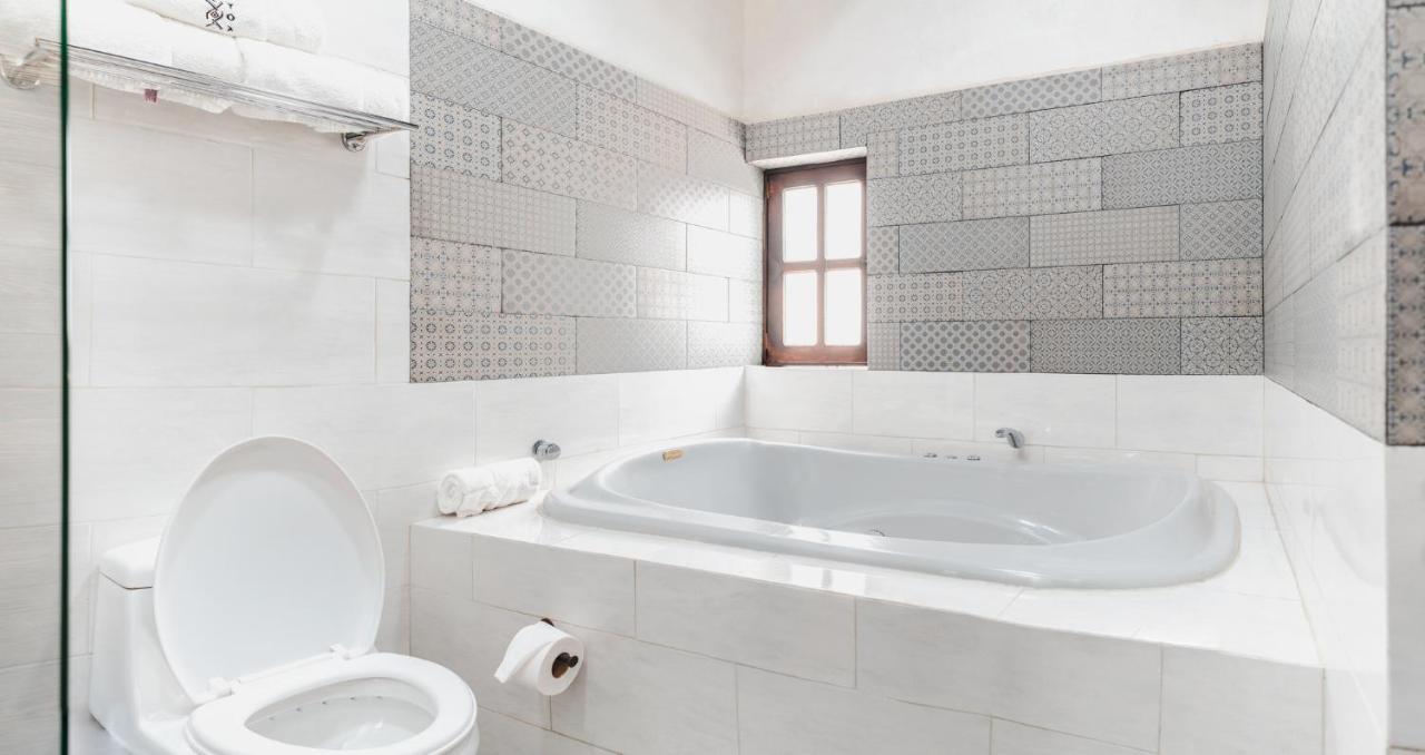 Yox Hotel Boutique San Cristóbal de Las Casas Екстериор снимка Bathroom