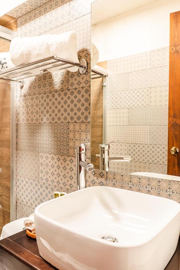 Yox Hotel Boutique San Cristóbal de Las Casas Екстериор снимка Bathroom tiles