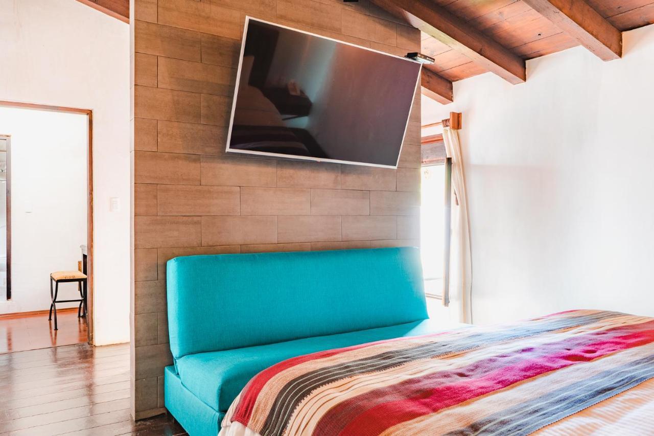 Yox Hotel Boutique San Cristóbal de Las Casas Екстериор снимка A television mounted on a wall