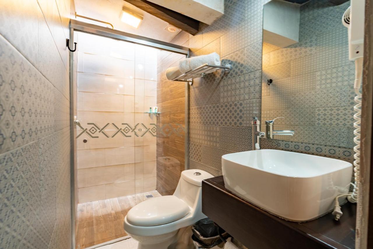 Yox Hotel Boutique San Cristóbal de Las Casas Екстериор снимка Bathroom with shower enclosure